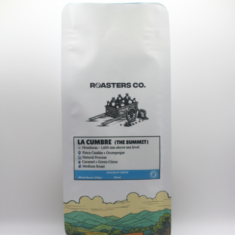 Honduran natural process coffee beans – La Cumbre Freshly harvested natural-process coffee cherries drying at Finca Catalán in Honduras. La Cumbre high-altitude Honduran coffee. Fruity medium roast specialty coffee Honduras